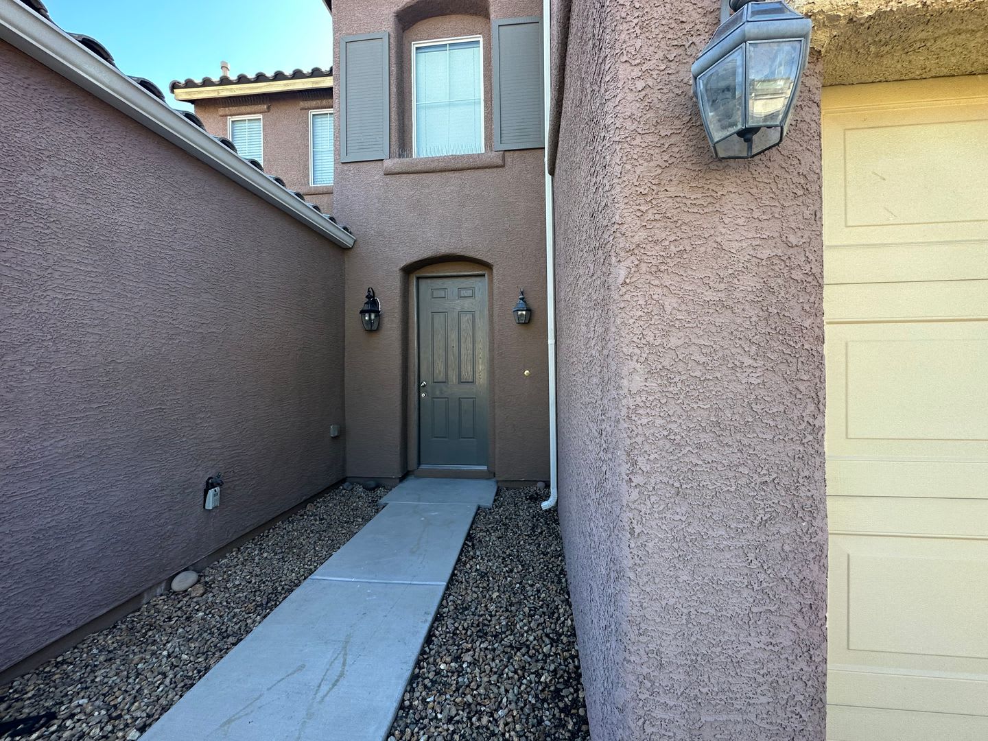 Southwest single family home with split garages – photo 4