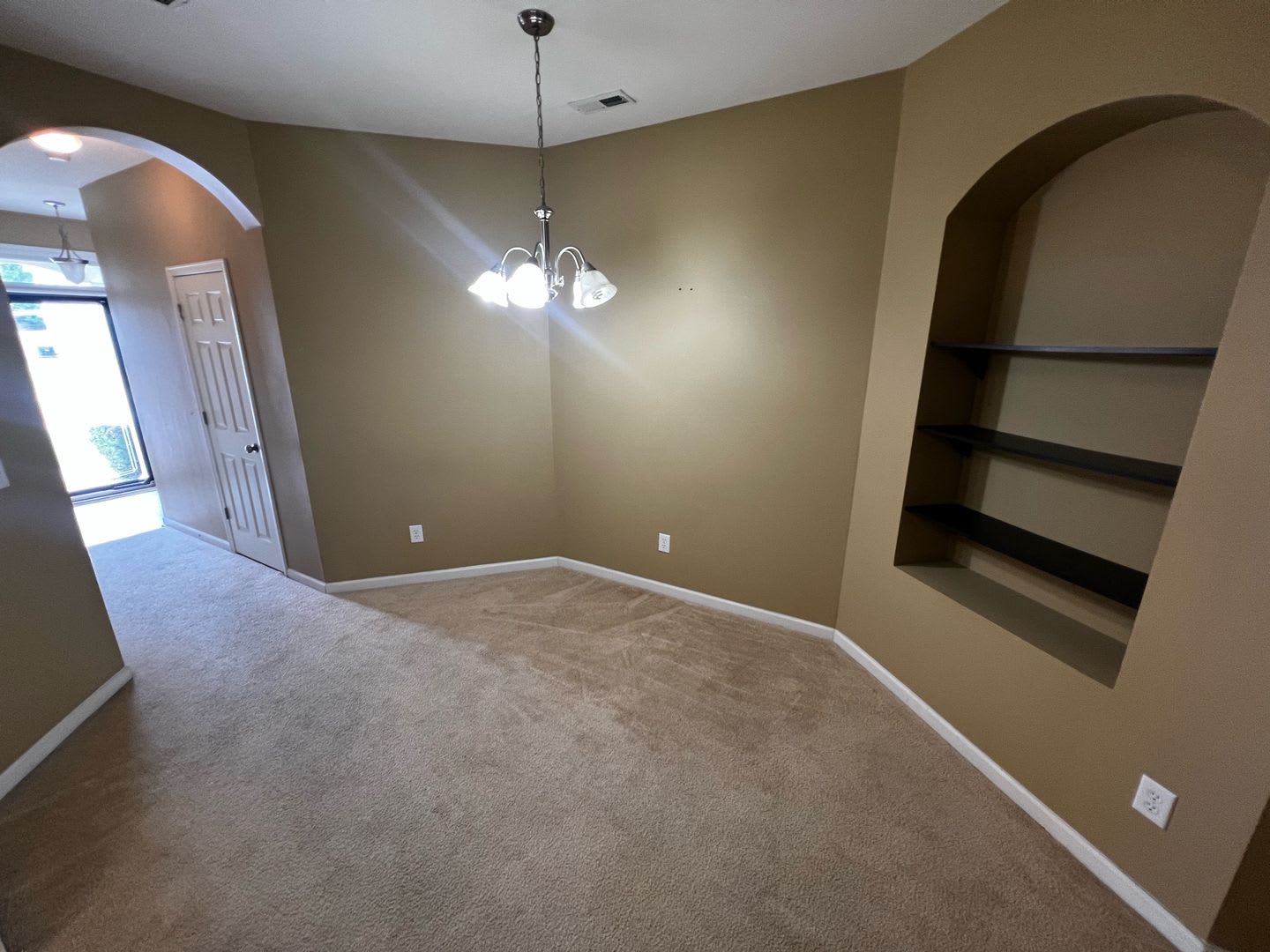 **Spacious 3-Bedroom Townhome in Berkeley Commons** – photo 3