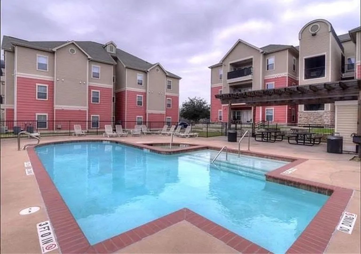 Room in 4 Bedroom Home at Crossing Pl – photo 2