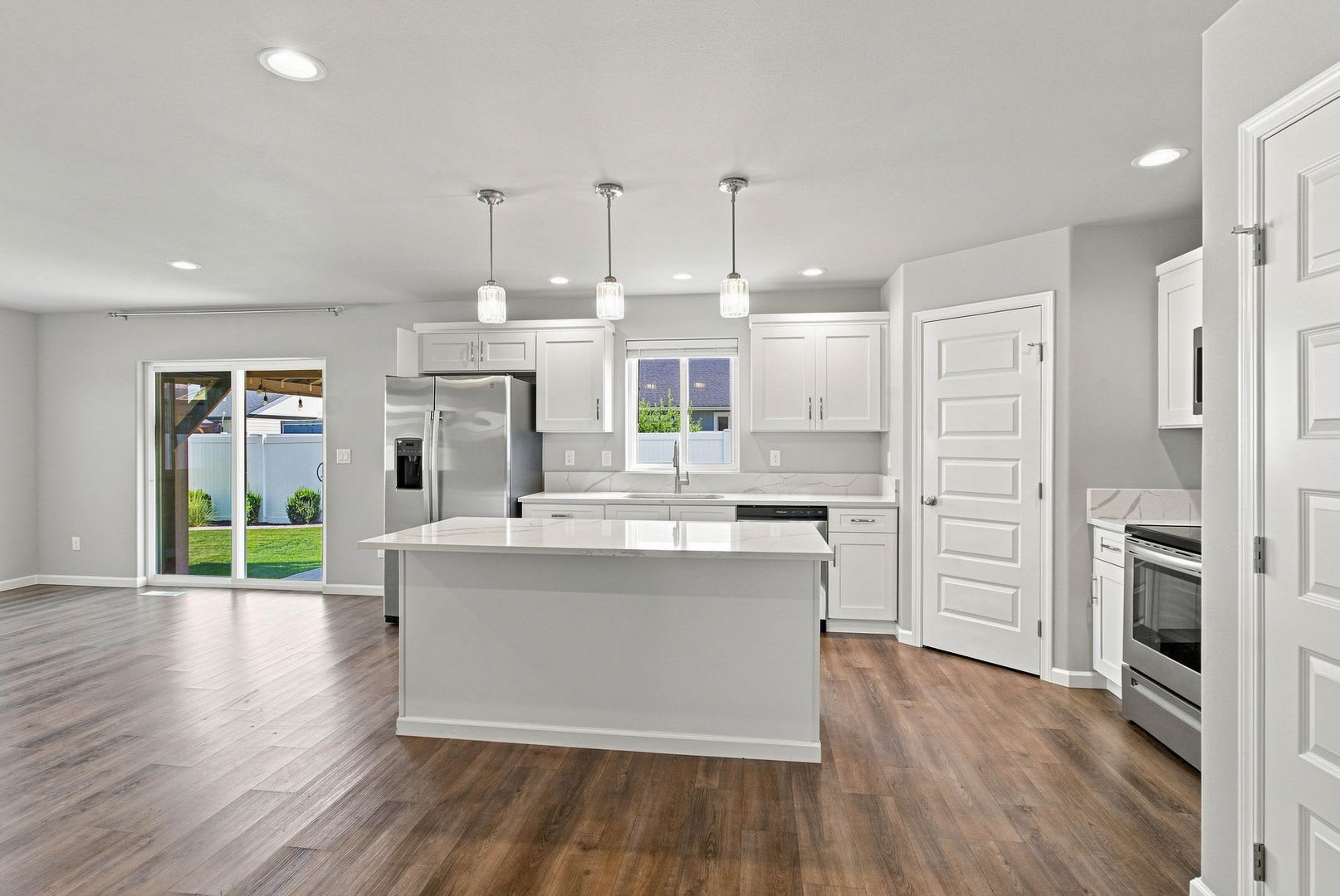 Spacious 3-Bedroom Home with 2-Car Garage – photo 2