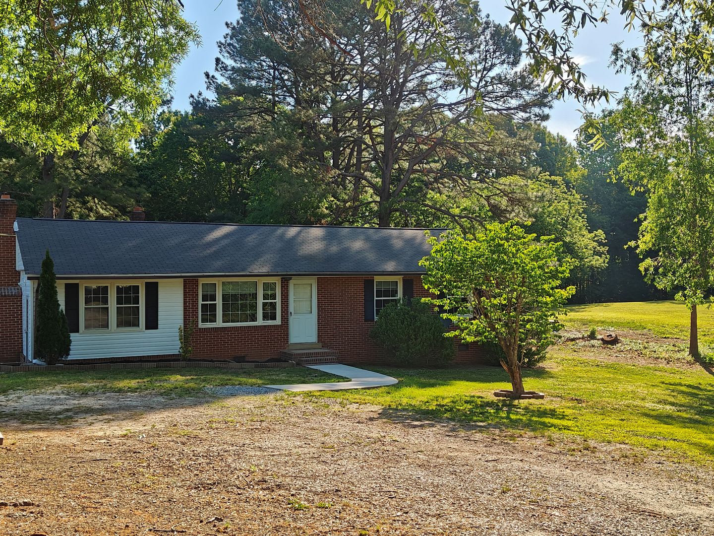 3 bedroom ranch style home in Amelia – photo 1