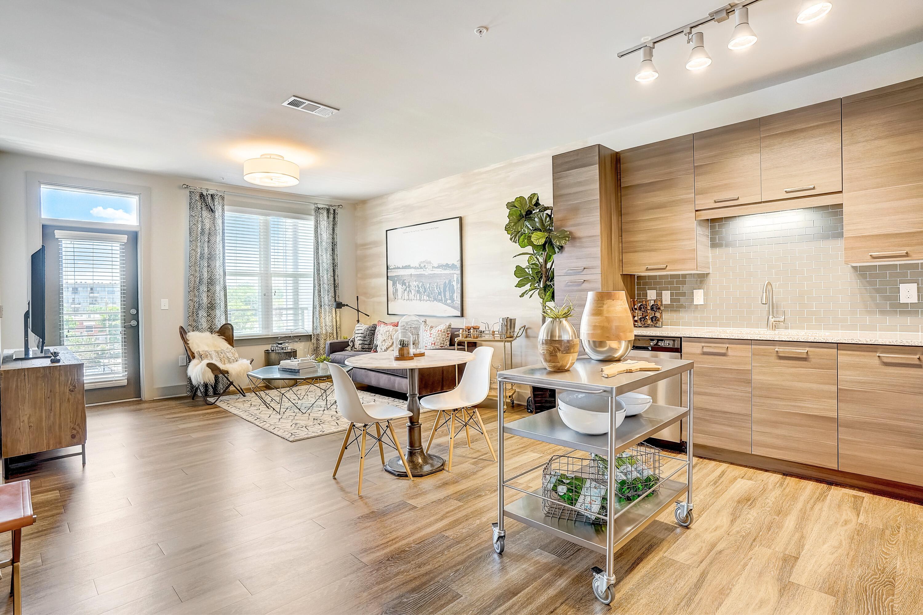 One 305 Central – photo 1