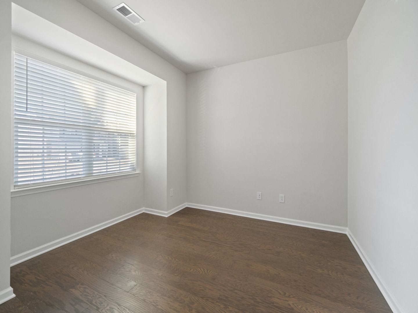 Beautiful Almost New Home with 5 Bedroom & 4.5 Baths – photo 4
