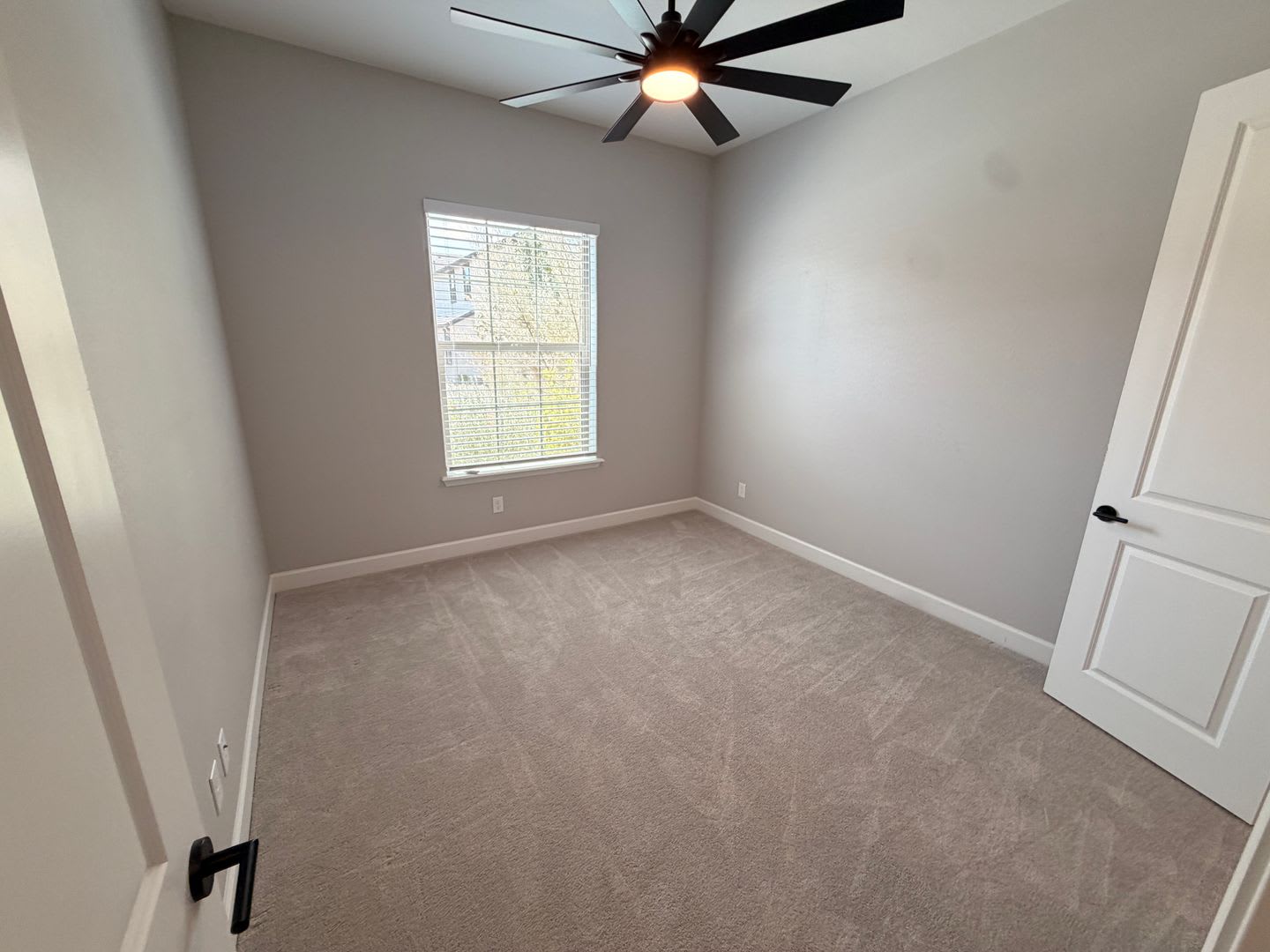 Stunning Luxury 4 Bedroom Home 2 600 Sq Ft Modern Finishes Private Turf Backyard – photo 3