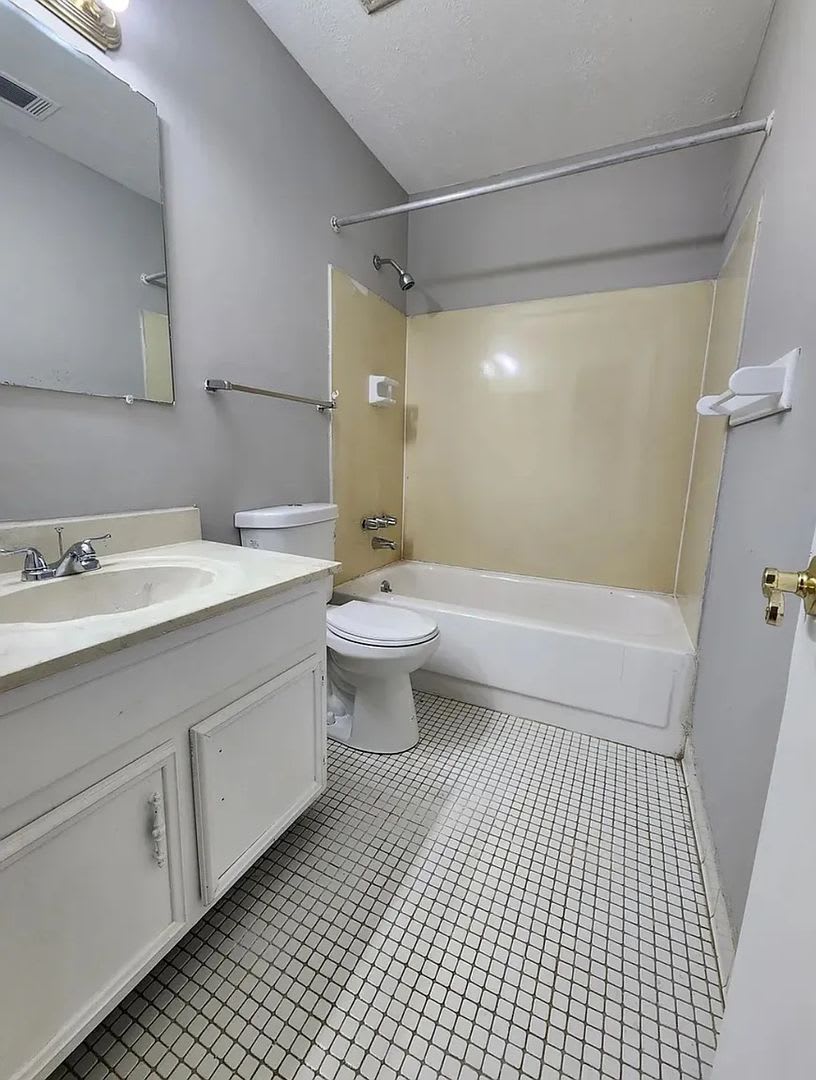 Room In 3 Bedroom Home In Forest Park – photo 1