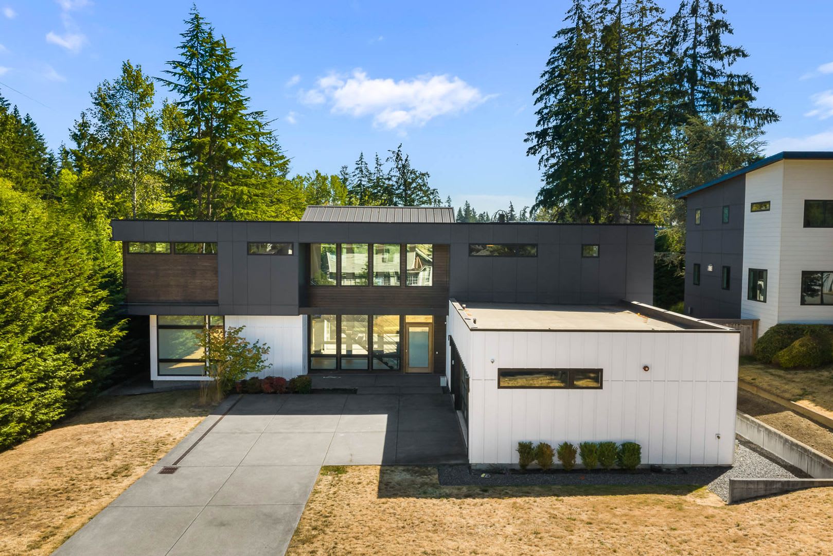 Luxury Bellevue Retreat with 6 Bedrooms, Chef’s Kitchen & Private Deck – photo 3