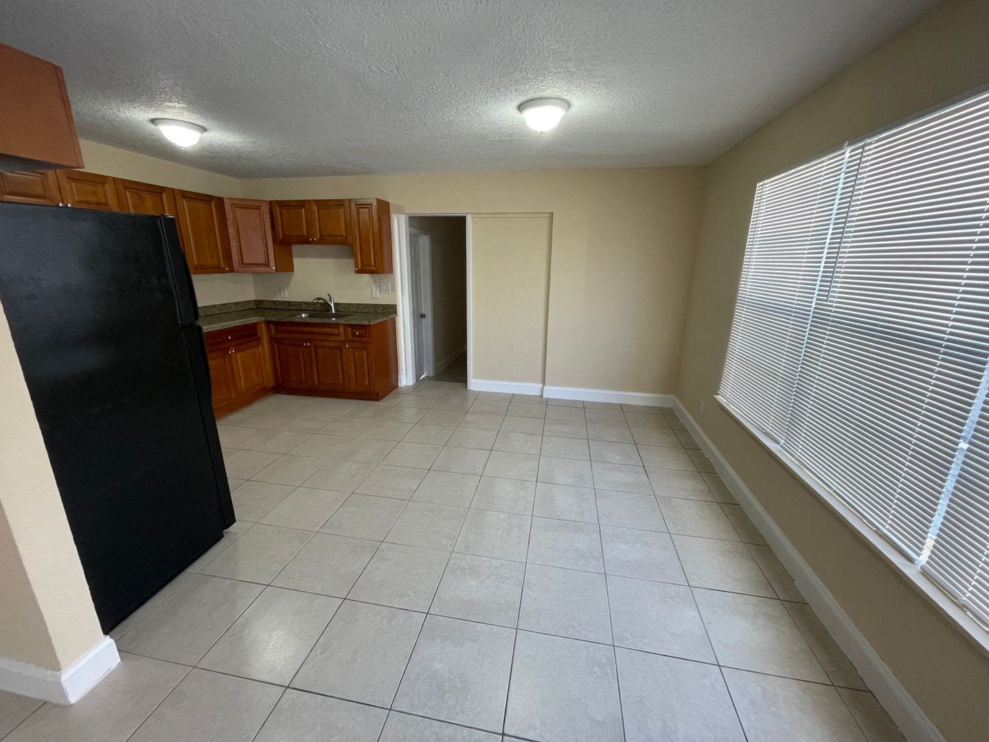 4/2 Home for rent, all tile floor, granite counter tops, new cabinetry, central ac. – photo 2