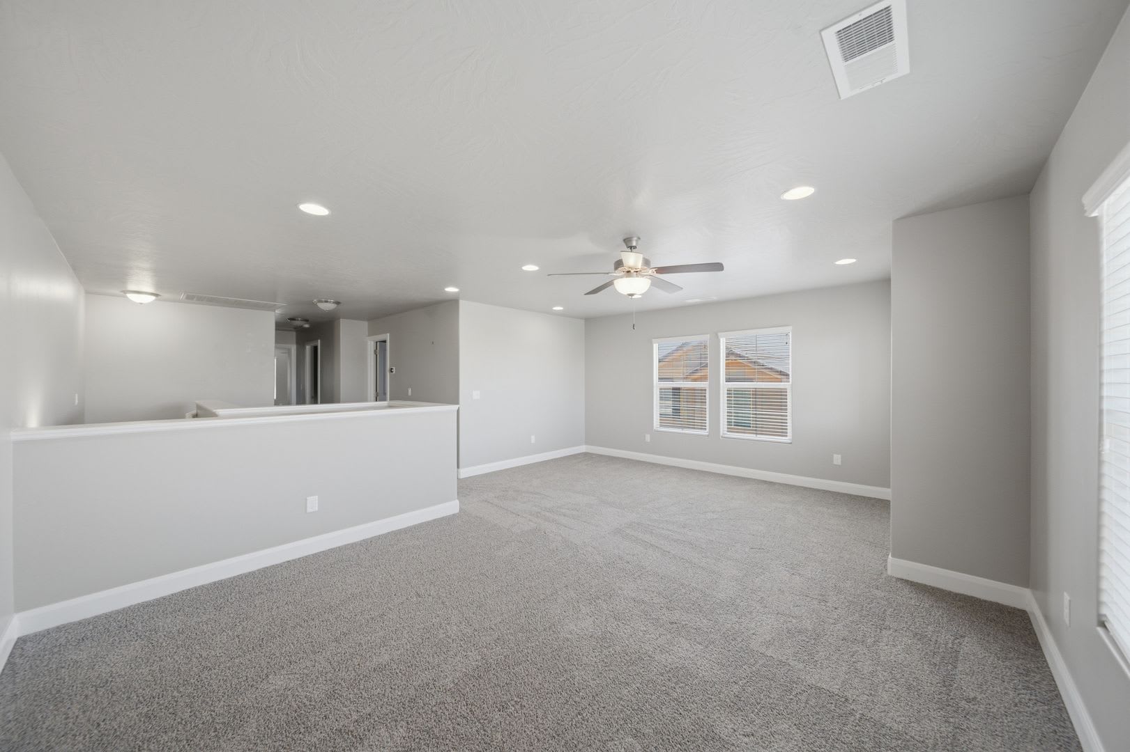 Bright & Spacious 3 bedroom Townhome – photo 2