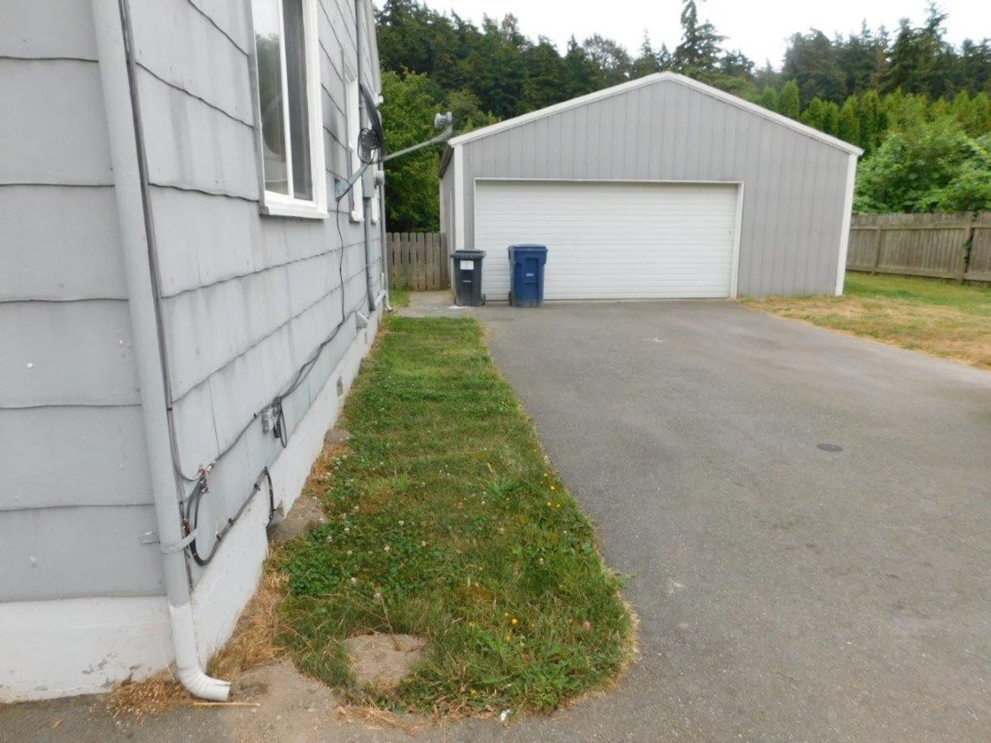 Two Story Single Family House with 2.5 Car Garage – photo 2