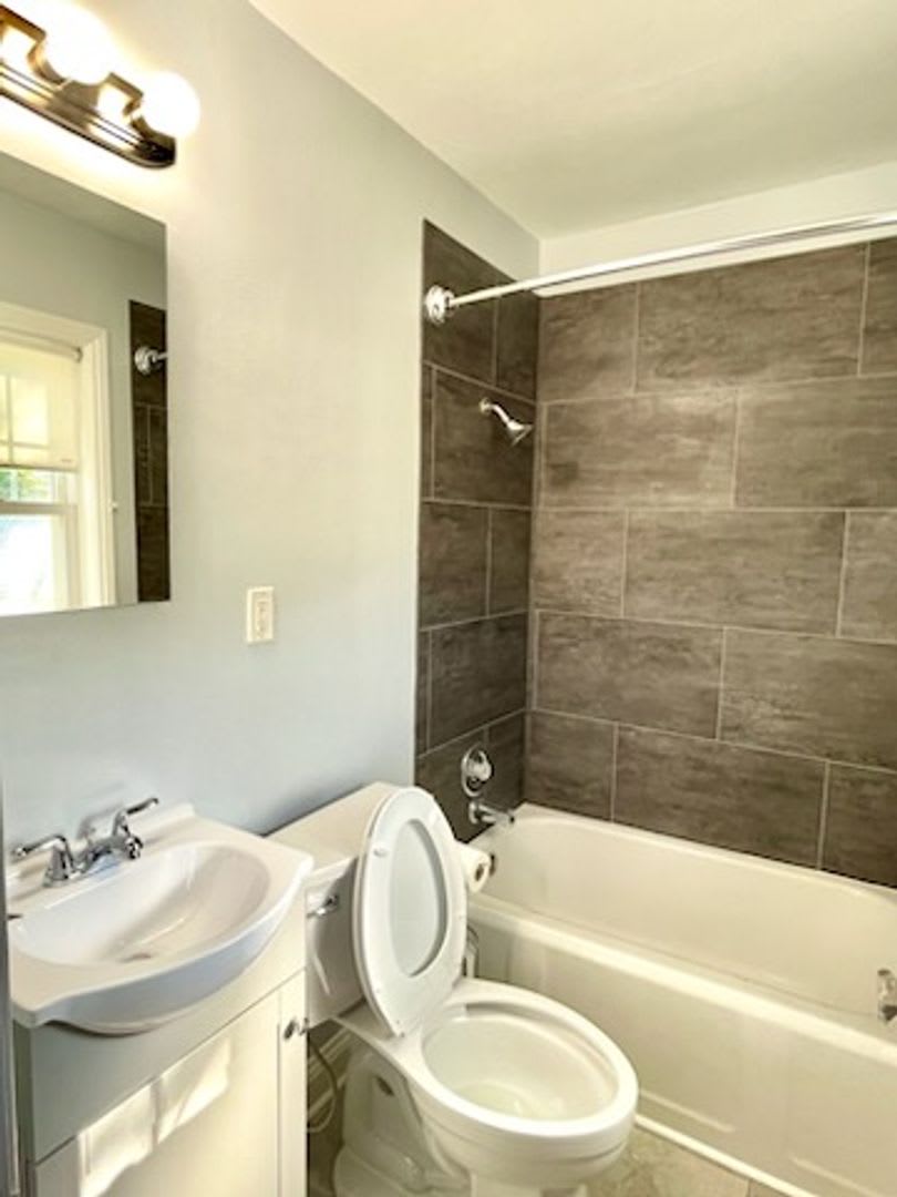 Fully Remodeled single family house! 3 bedrooms, full kitchen, full bath, living room – photo 5