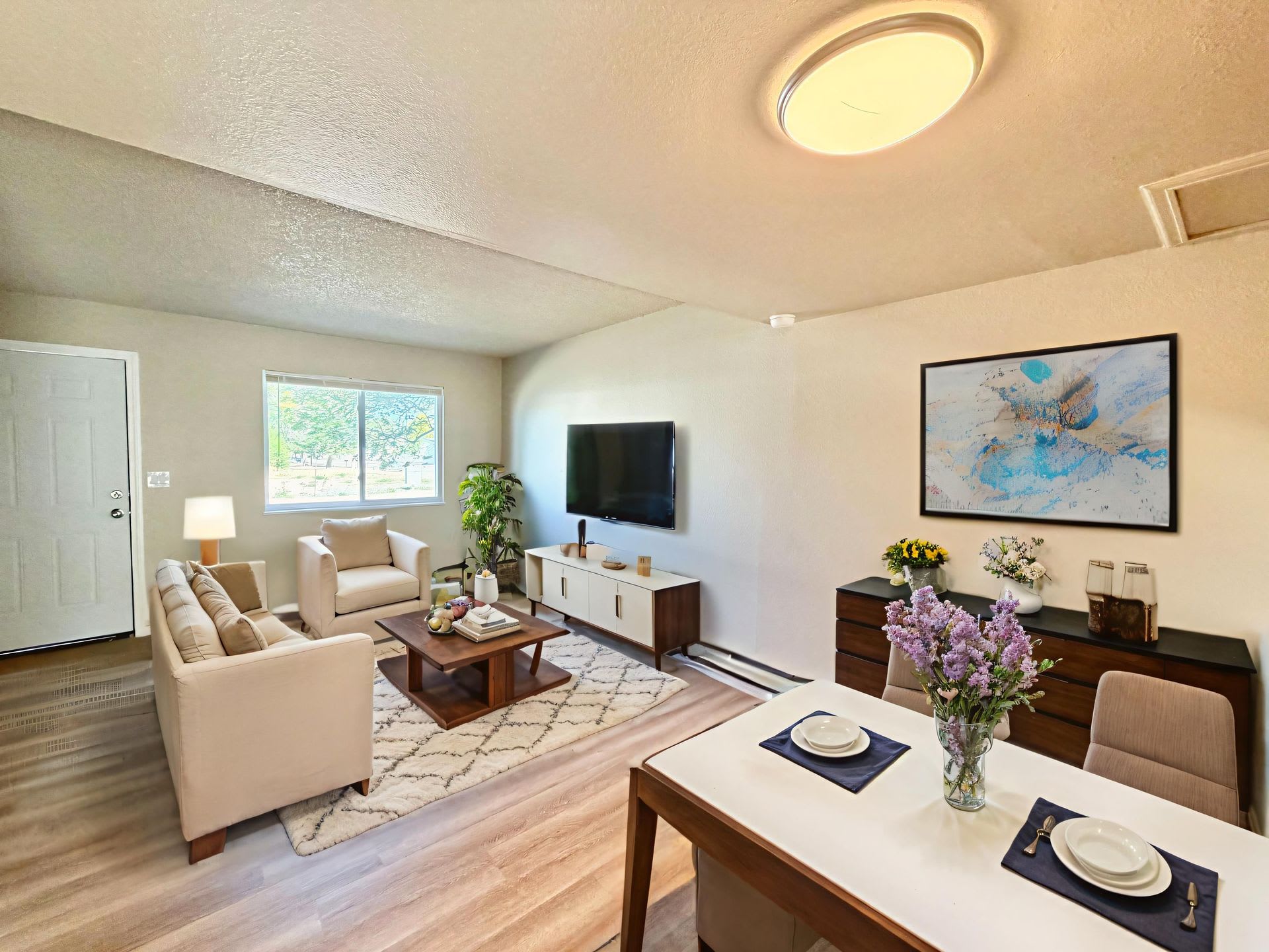 2 Bedroom/1.5 Bath in Great Location! – photo 2