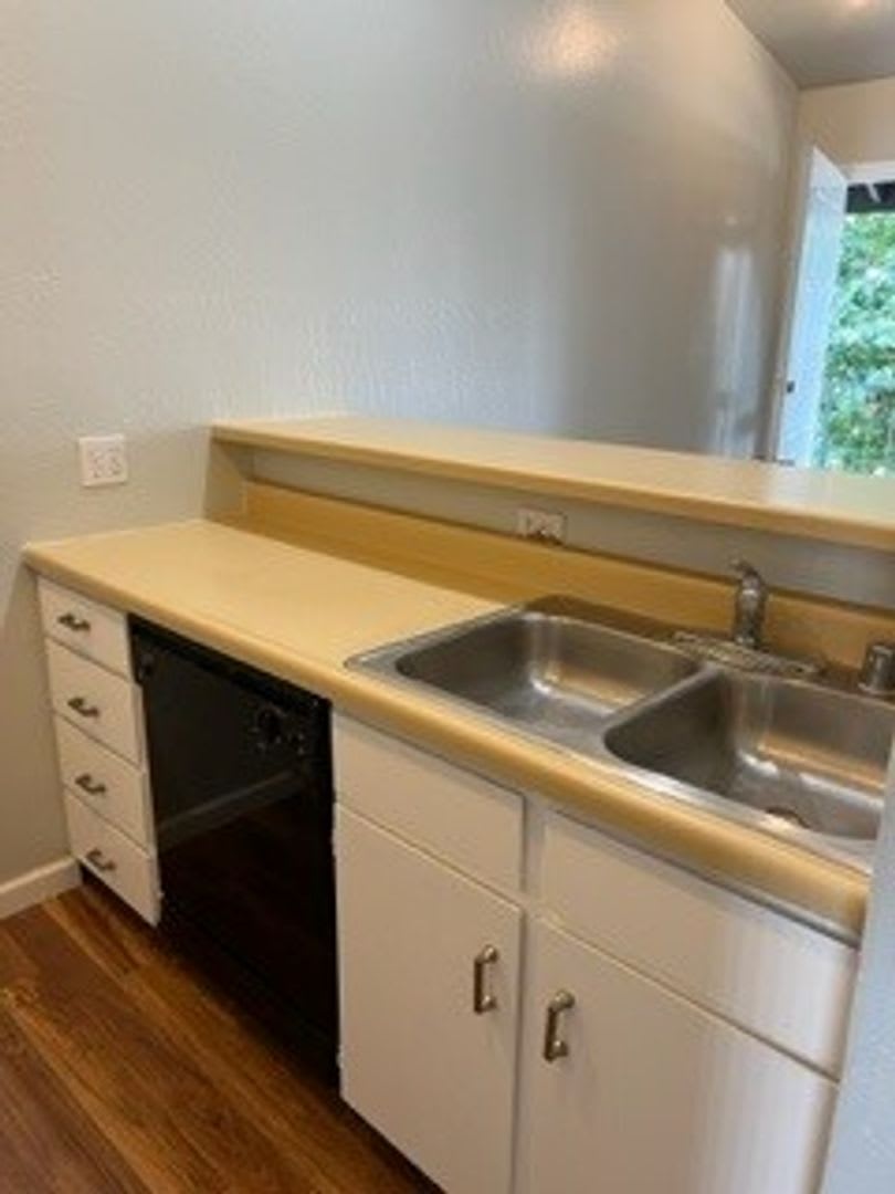 One Bedroom Unit with a View and Utilities Included – photo 4