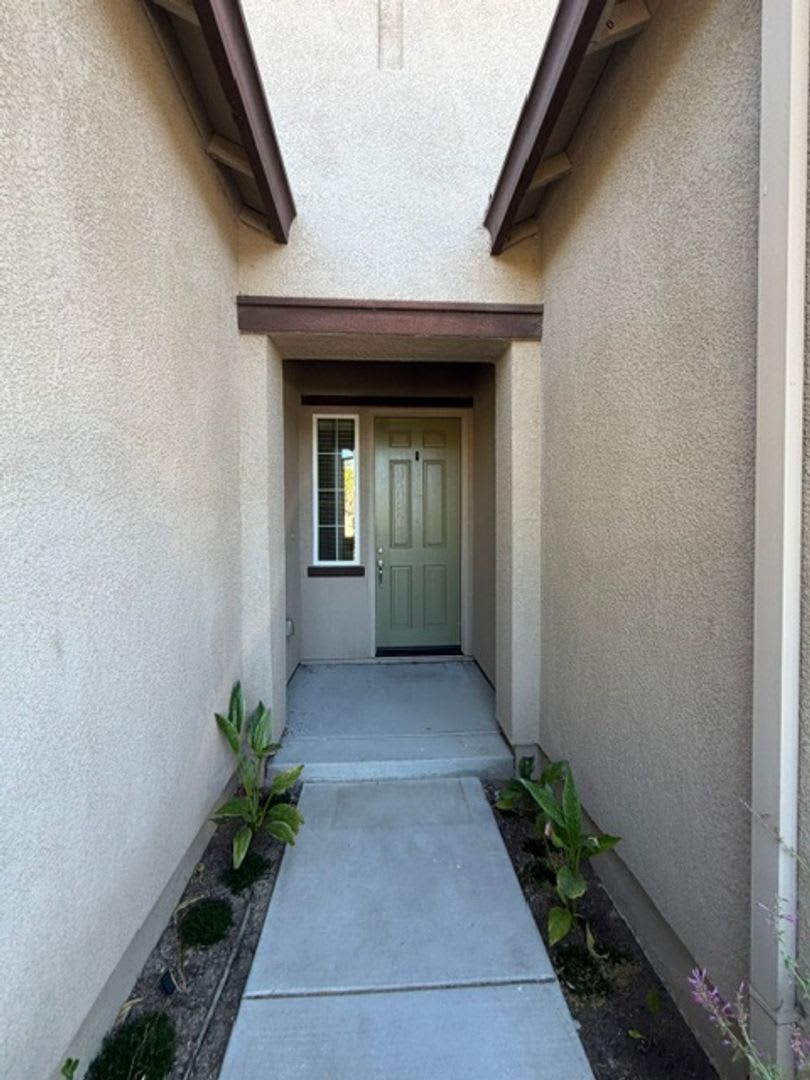 Beautiful 3 Bedroom and 2 Bathroom Home in Natomas $2,895.00 – photo 2