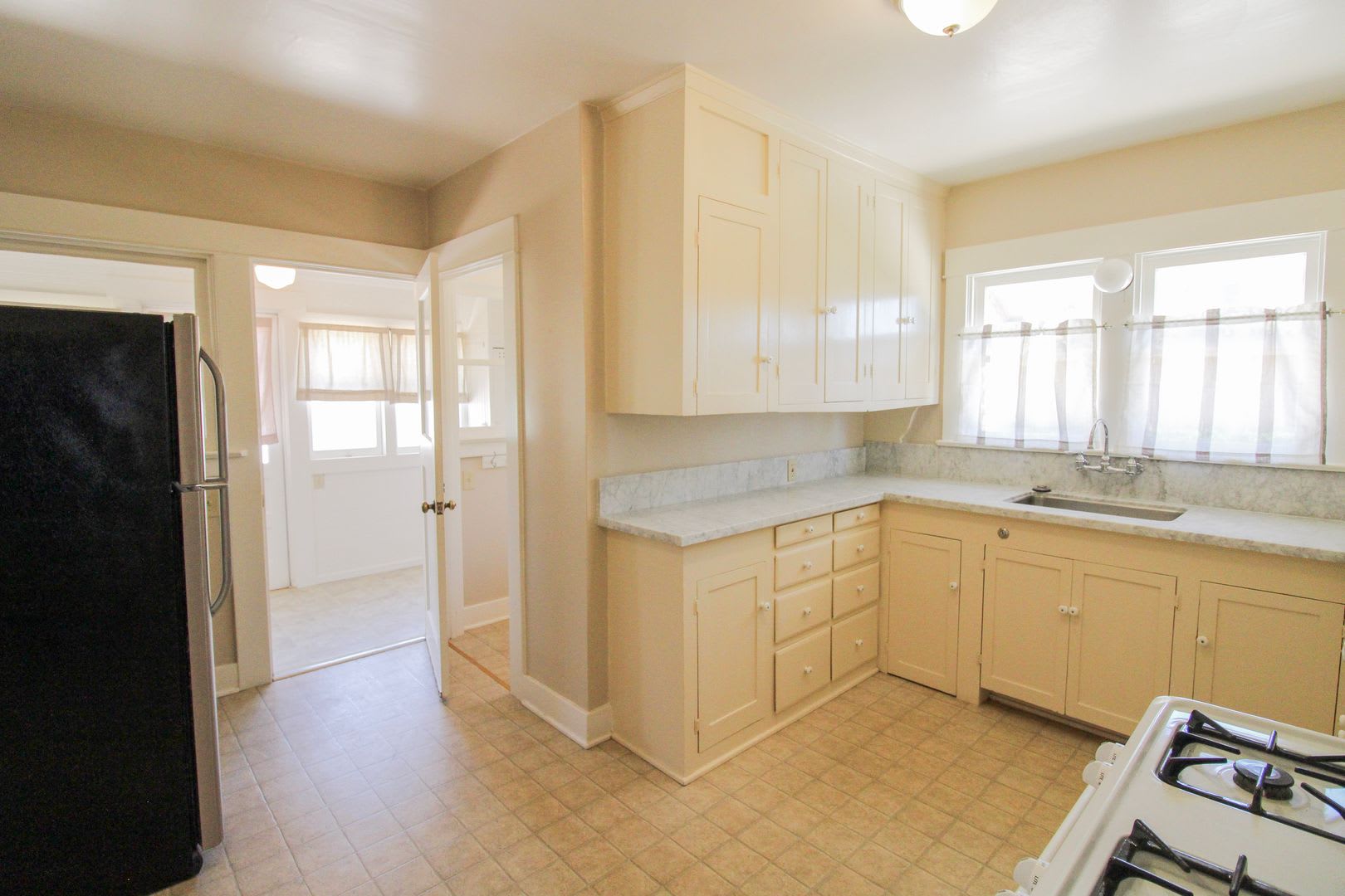 2 Bedroom Bungalow Downtown SLO with Garage – photo 5
