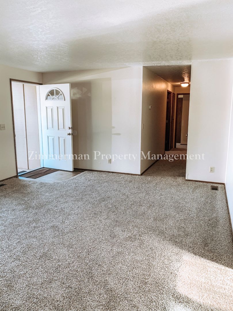 Adorable 2 Bedroom 1 Bath in Cottage Grove! – photo 3