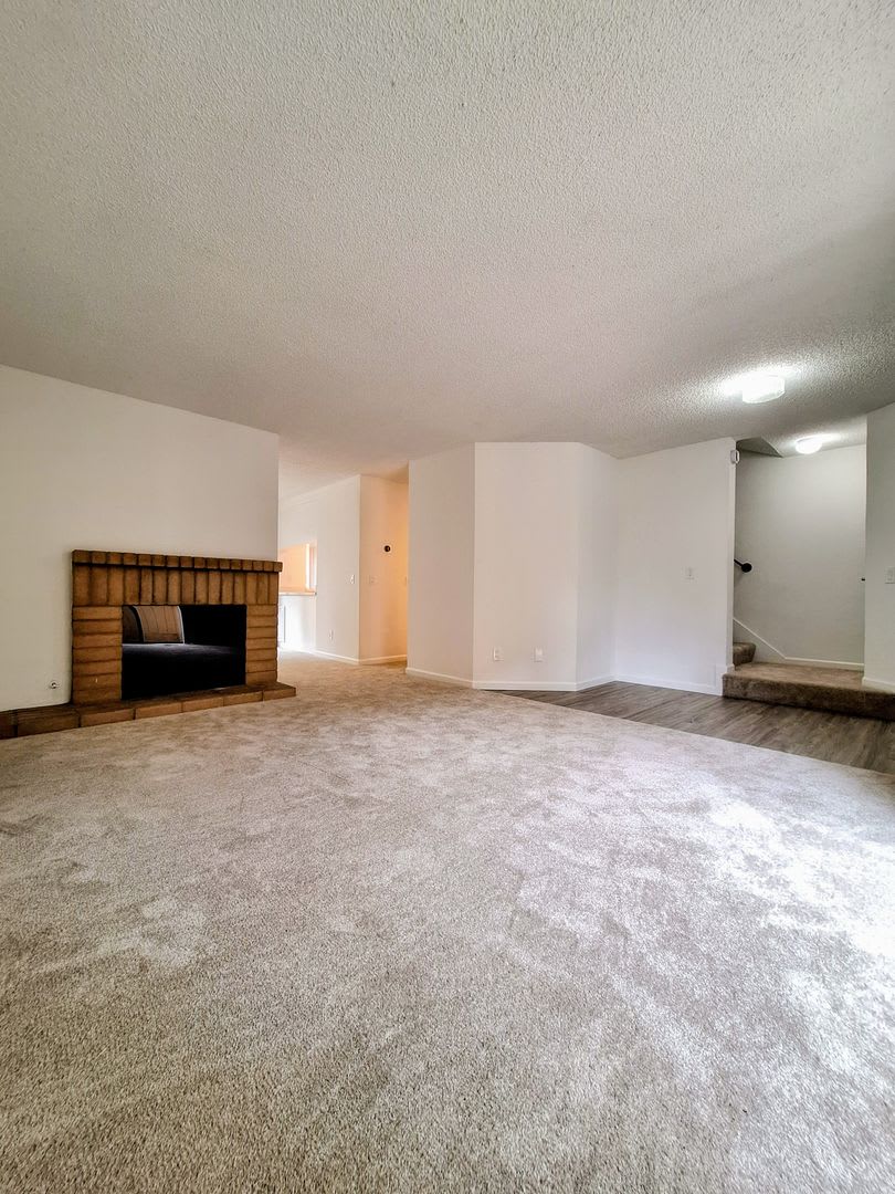Remodeled 3Bd 3 Story Townhouse With Attached Garage – photo 4