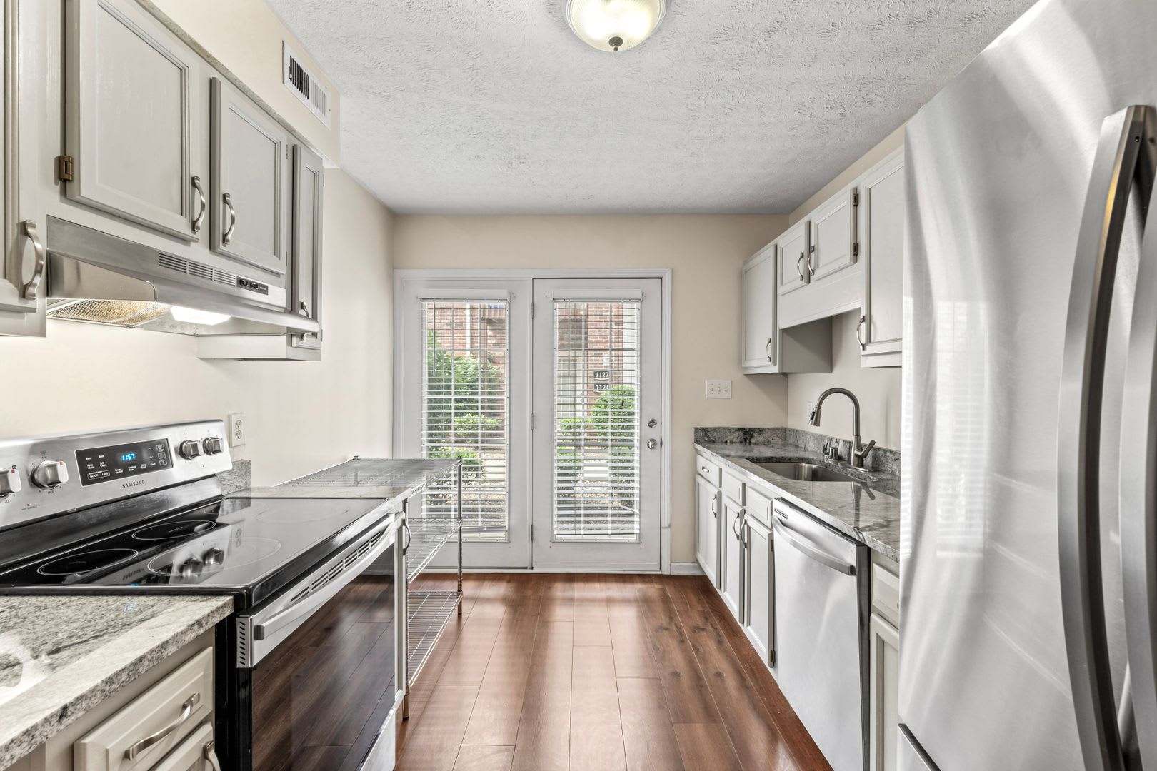 Beautiful Two Bedroom, Two Bathroom Condo – photo 3