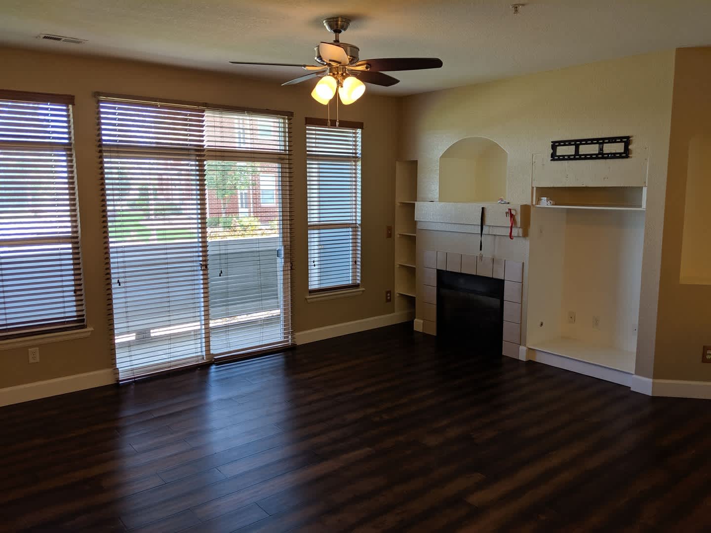 Beautiful Ground Floor Condo, Steps From Light Rail – photo 2