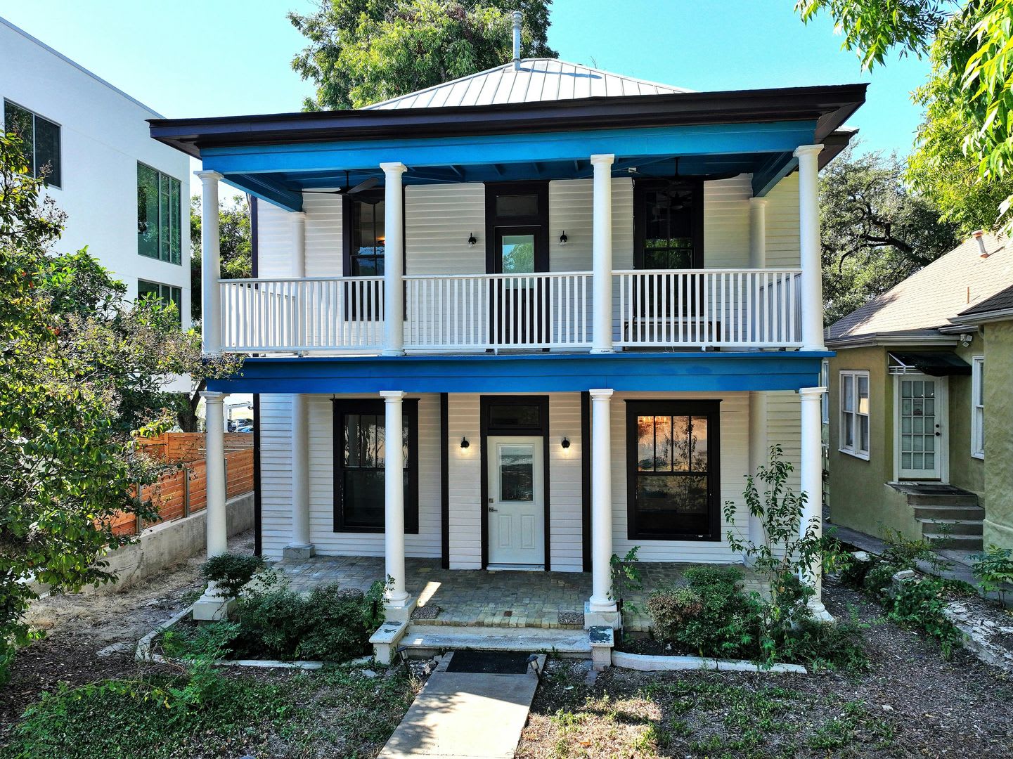 Spacious custom design 2 bed 1 bath Apartment for rent 709 W 14th st. – photo 4