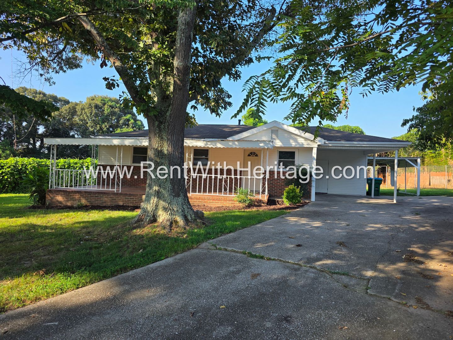 Grandpa's Bungalow /Open Floorplan / 3bd / 1 Bath / Huge Welcoming Front Porch/ Great Location – photo 1