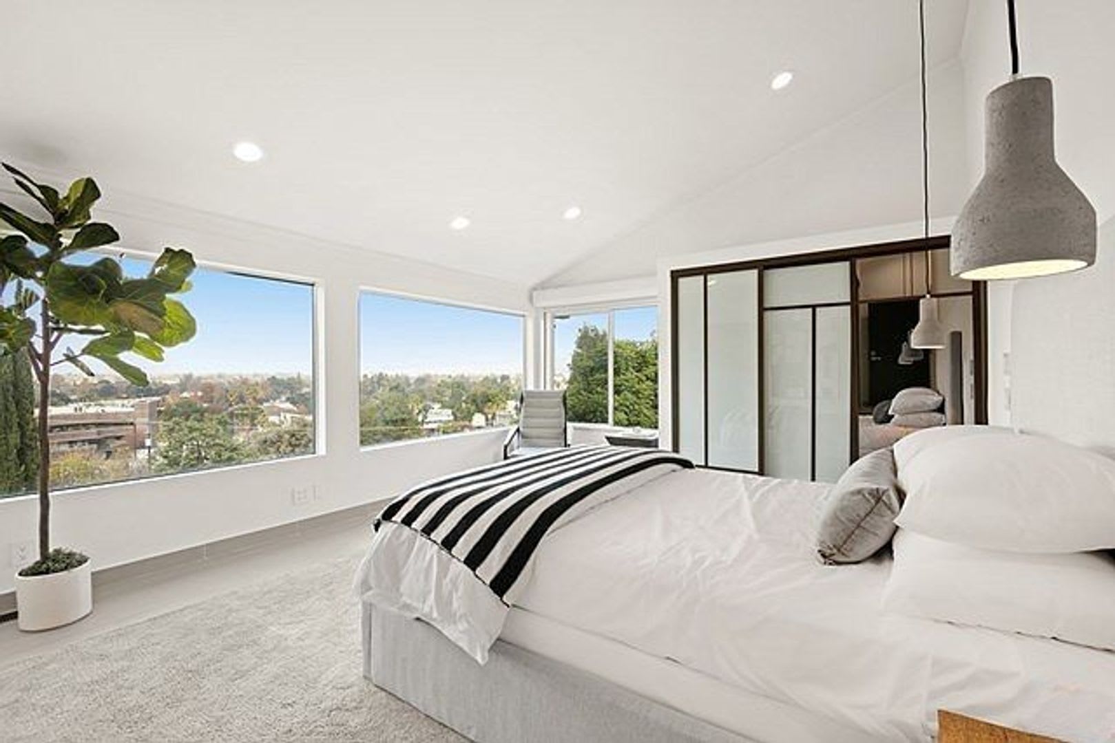 Stunning 5-Bedroom Home for Lease in the Heart of Studio City – photo 2