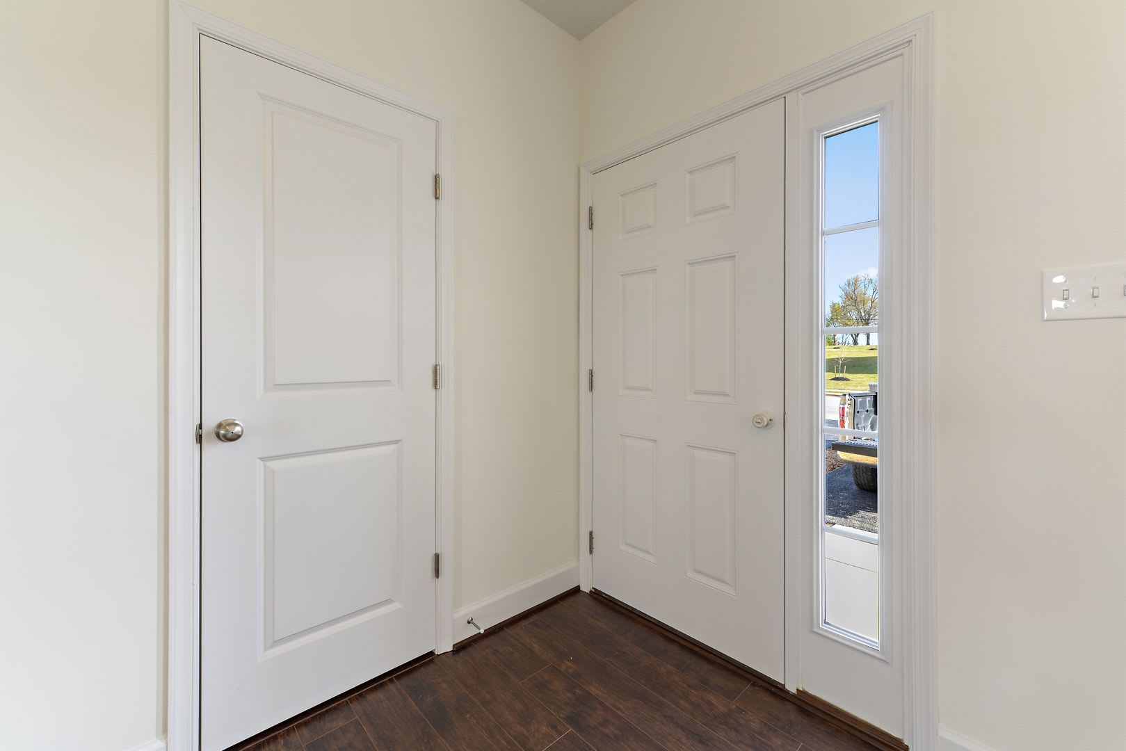 End Unit Townhome with Bonus Room! – photo 2