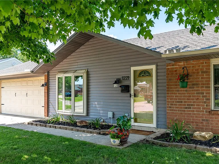 1221 Warwick Drive – photo 2