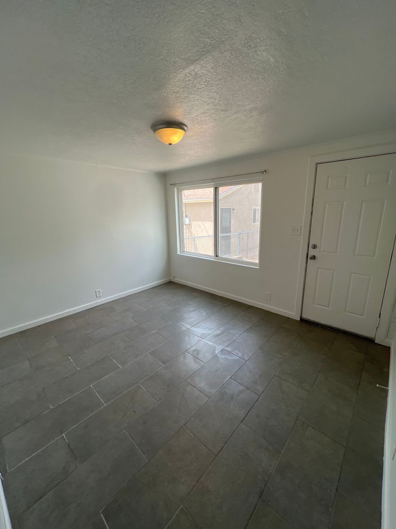 Cute Casita Style Living in historic Albuquerque 1 Bedroom 1 Bath. – photo 3