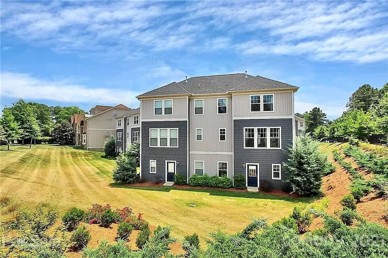 Room In 4 Bedroom Townhome At Sharon Rd W – photo 4