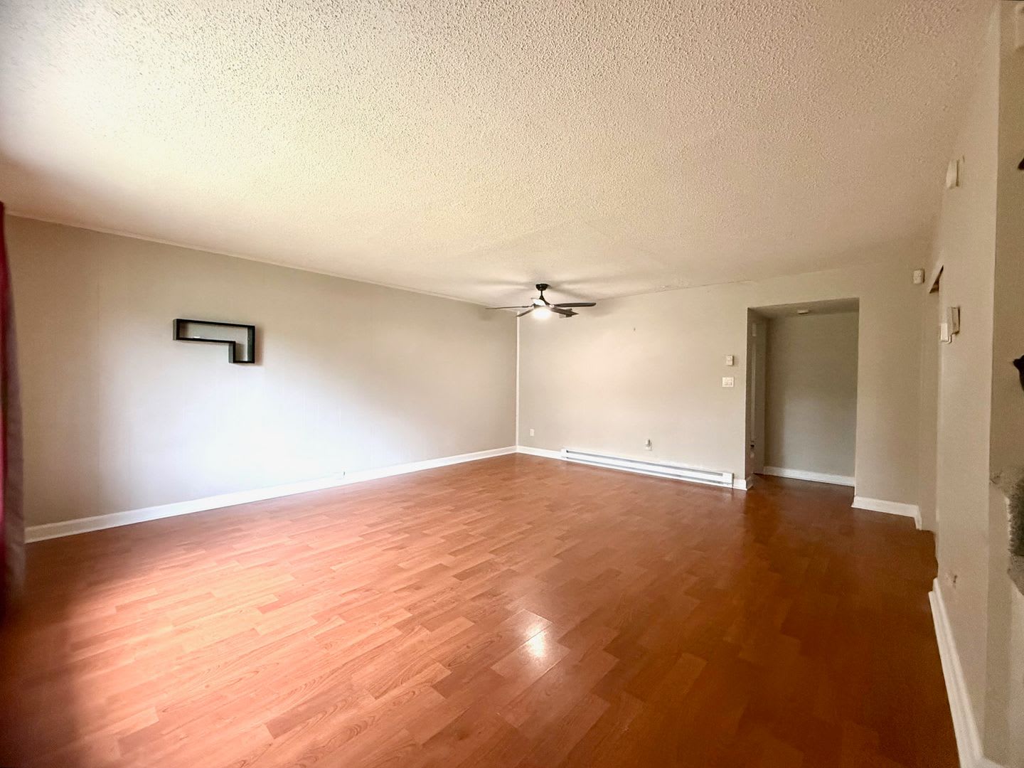 Charming 3-Bedroom Townhome with Fenced Yard – photo 2