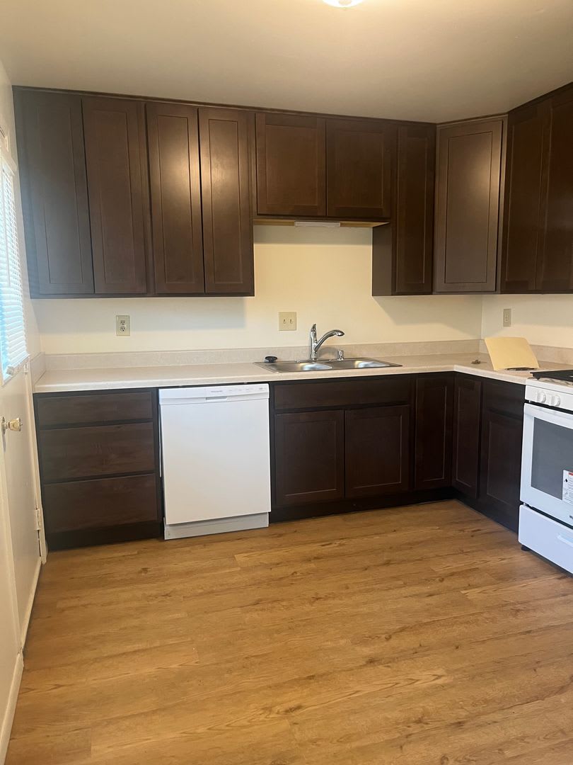 Large Three bedroom & 2 1/2 bath unit for rent for August move in!! – photo 3