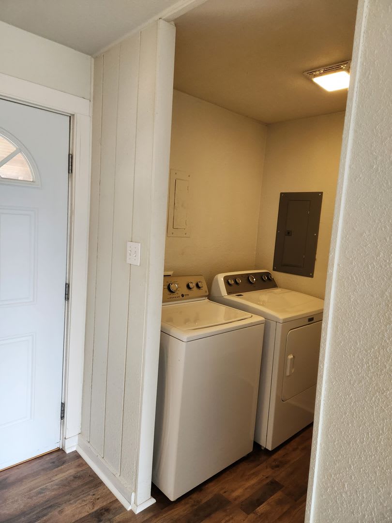 Sheridan Park/ East Bremerton 1 bed 1 bath duplex cottage – photo 2