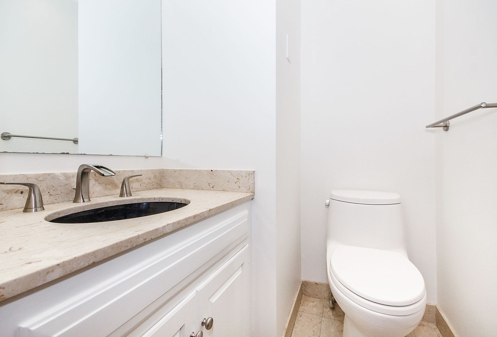 Large 1 Bed In Brookline – photo 1
