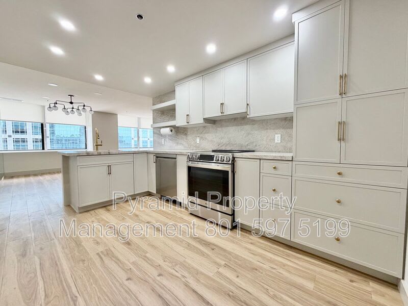 48 W Broadway – photo 1