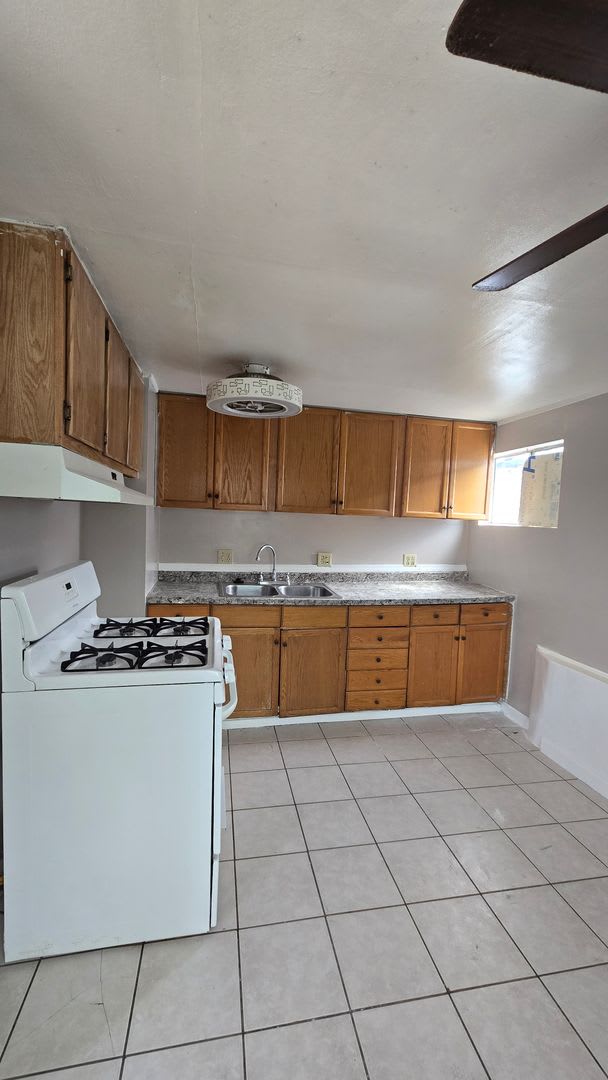 216 1/2 E. Warren Ave. – photo 4