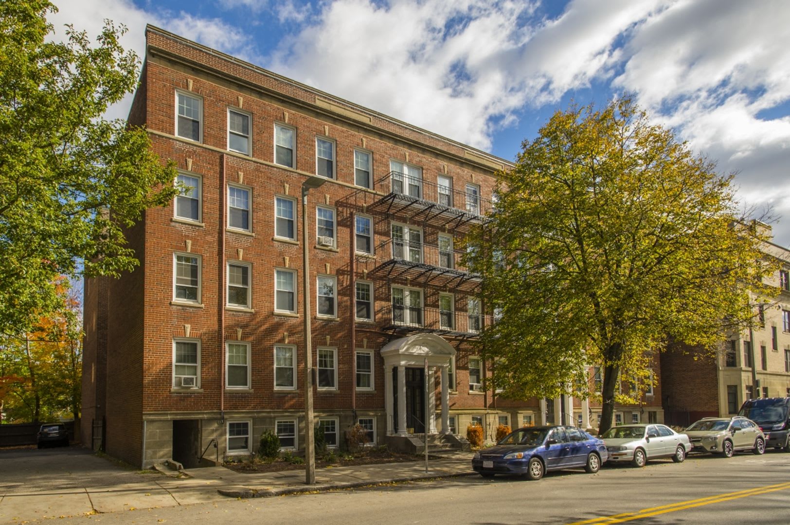 2 385 Brighton Studio Near Cleveland Circle Heat Hot Water Included Close To The Green Line – photo 3