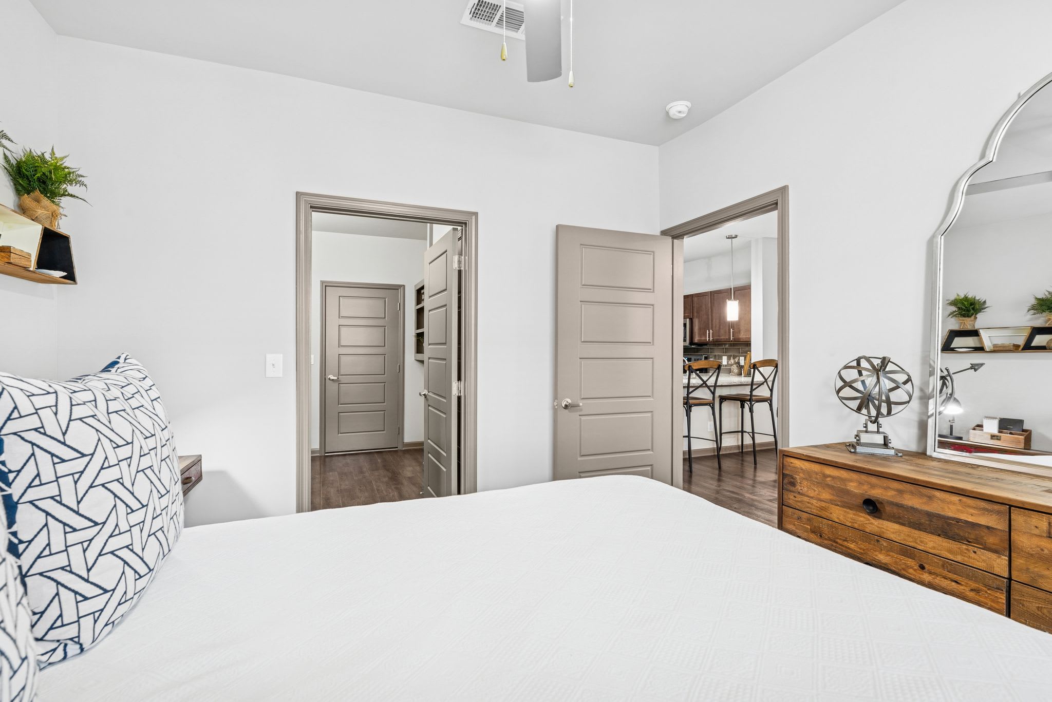 909 Flats – photo 5