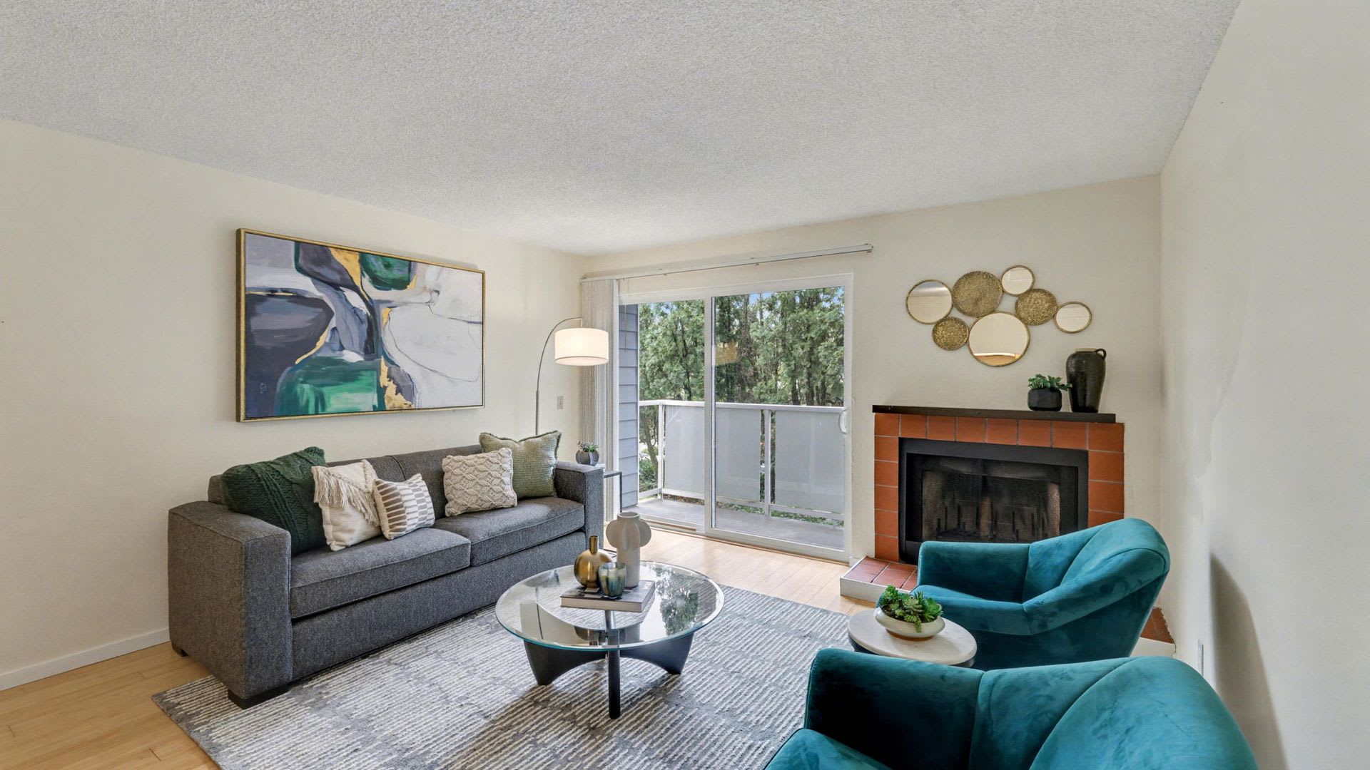 Maple Leaf Condo, 2 bedroom, 2 bath – photo 2