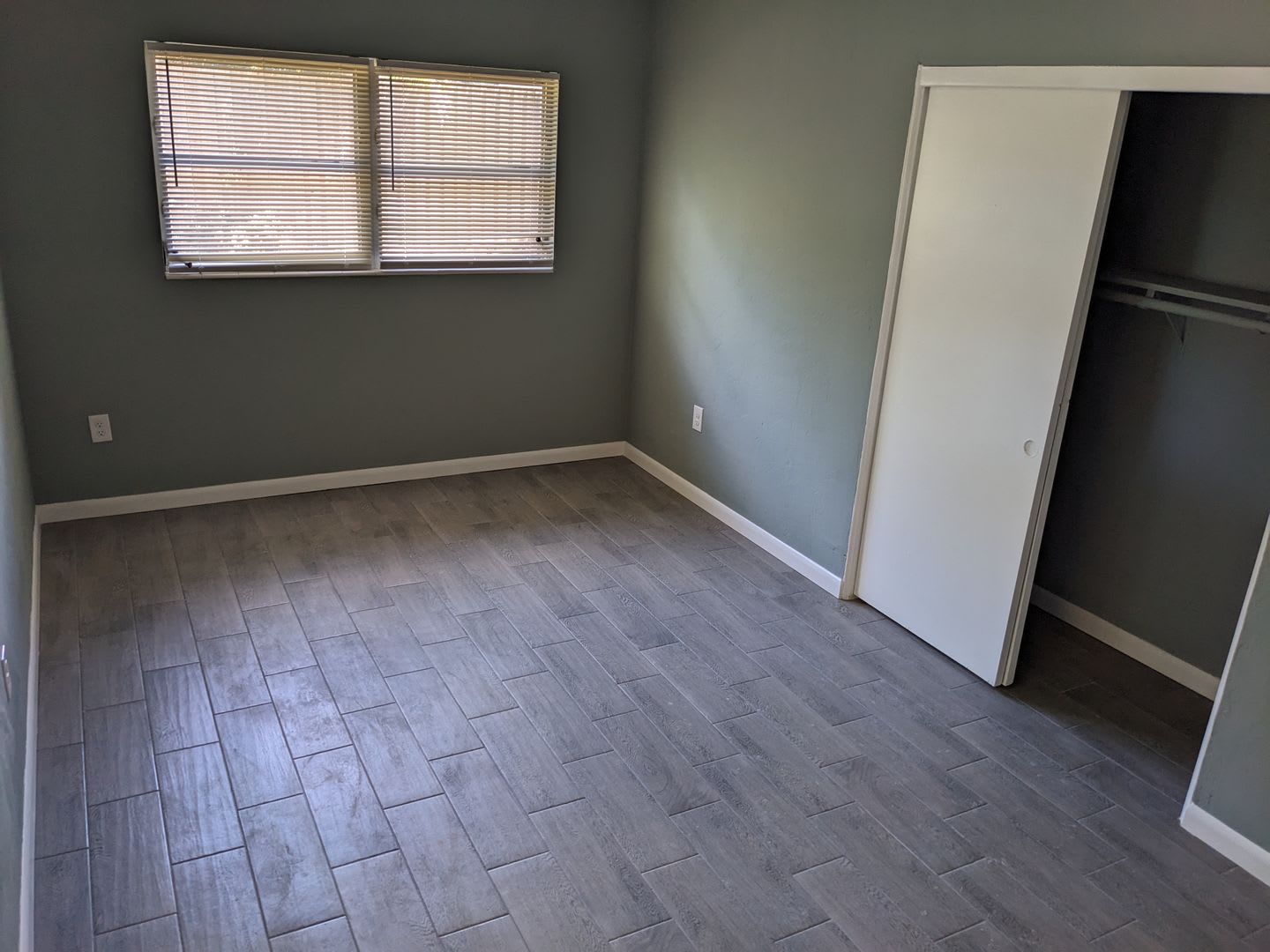 Conveniently located 2/1 Florida home with private backyard – photo 5