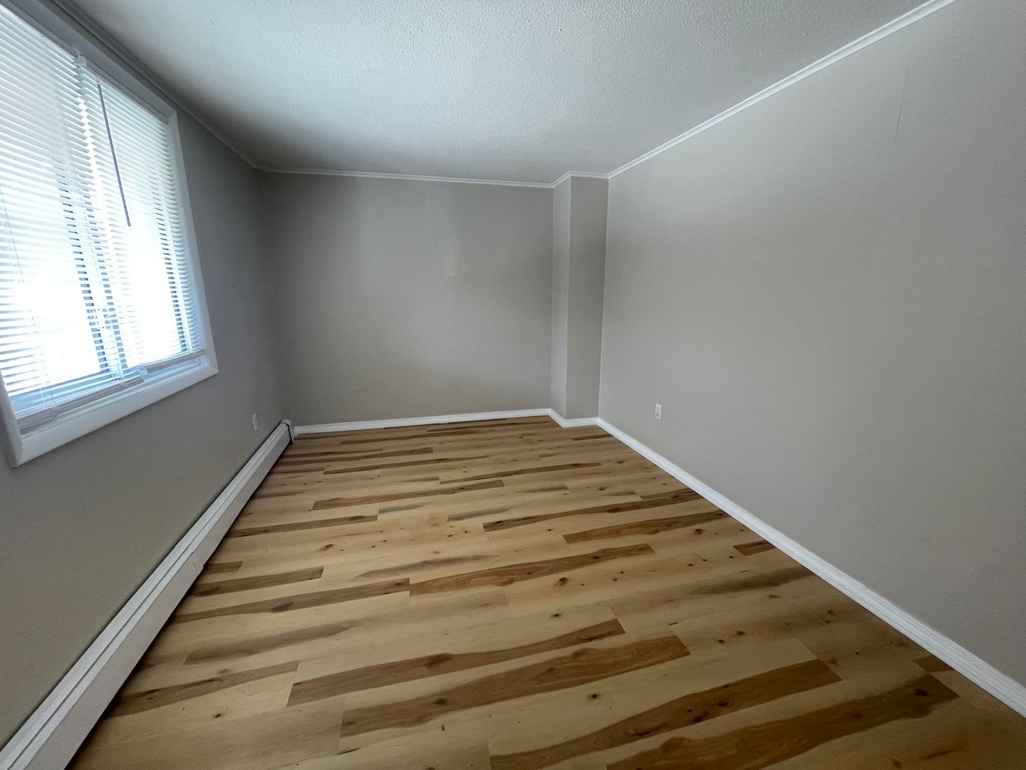 Freshly Updated First Floor 2 Bedroom Apartment 1 375 Month – photo 2