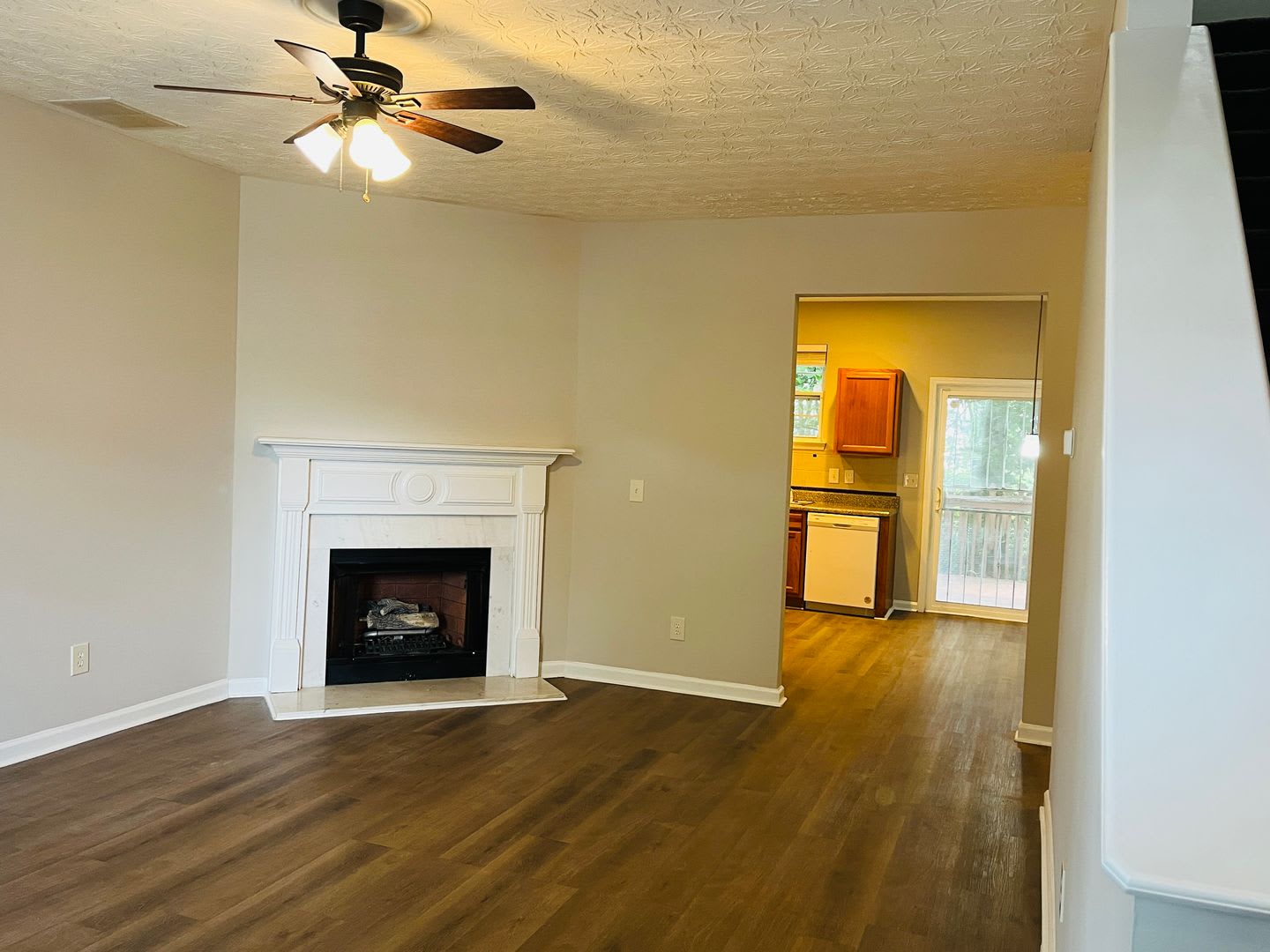 Great location, 4 bed, 2.5 bath, newly renovated, minutes to movie studios, and more! must see! – photo 4
