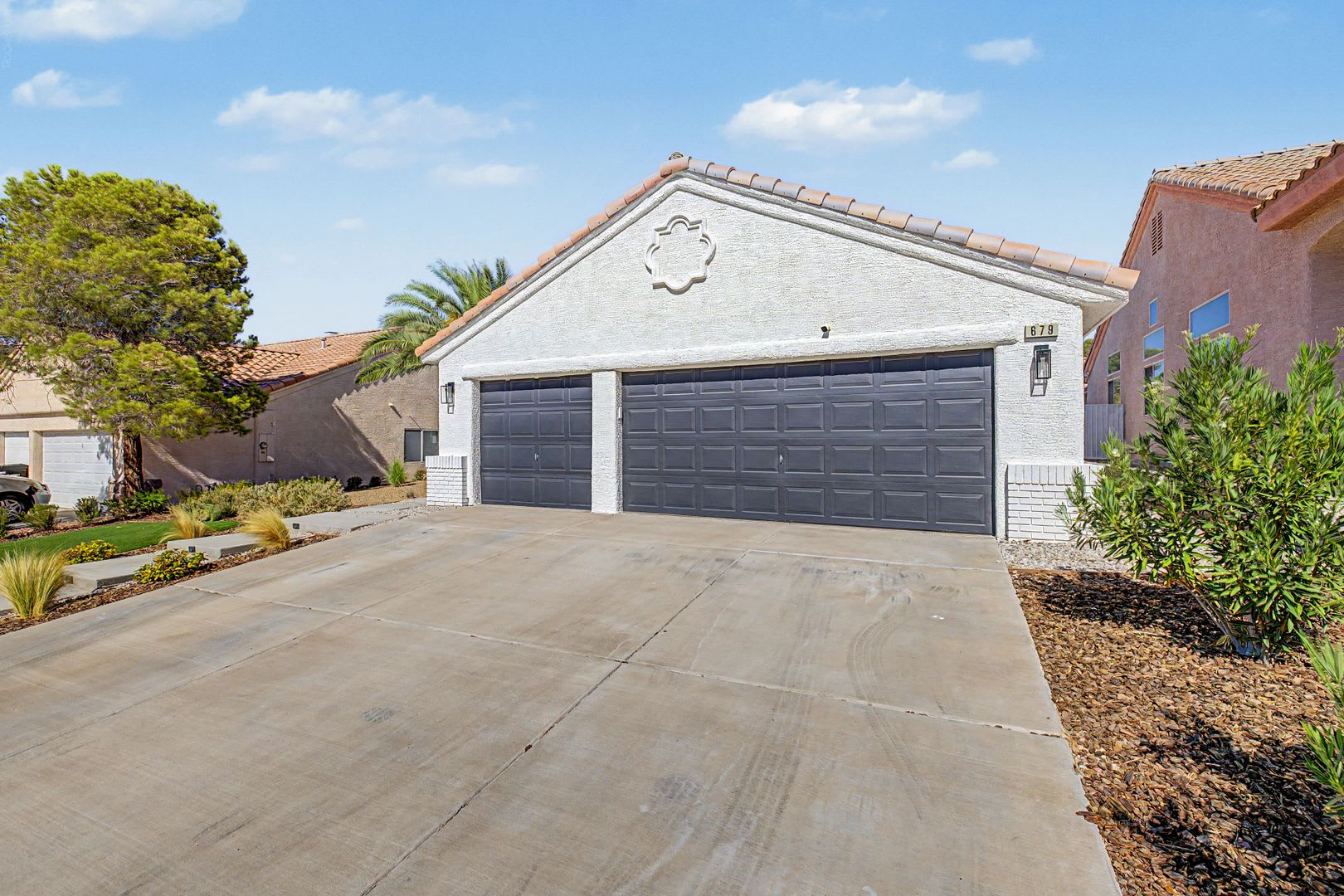 Gorgeous remodeled single story home in Henderson with 3 car garage! – photo 2