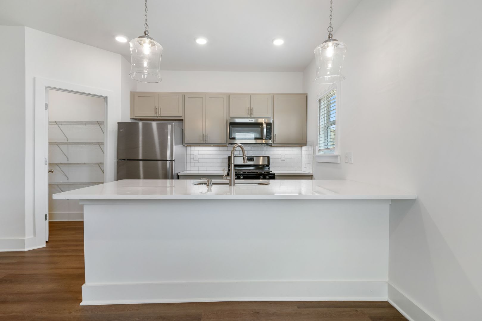 3 Bedroom with Garage and Fenced Backyard! – photo 3