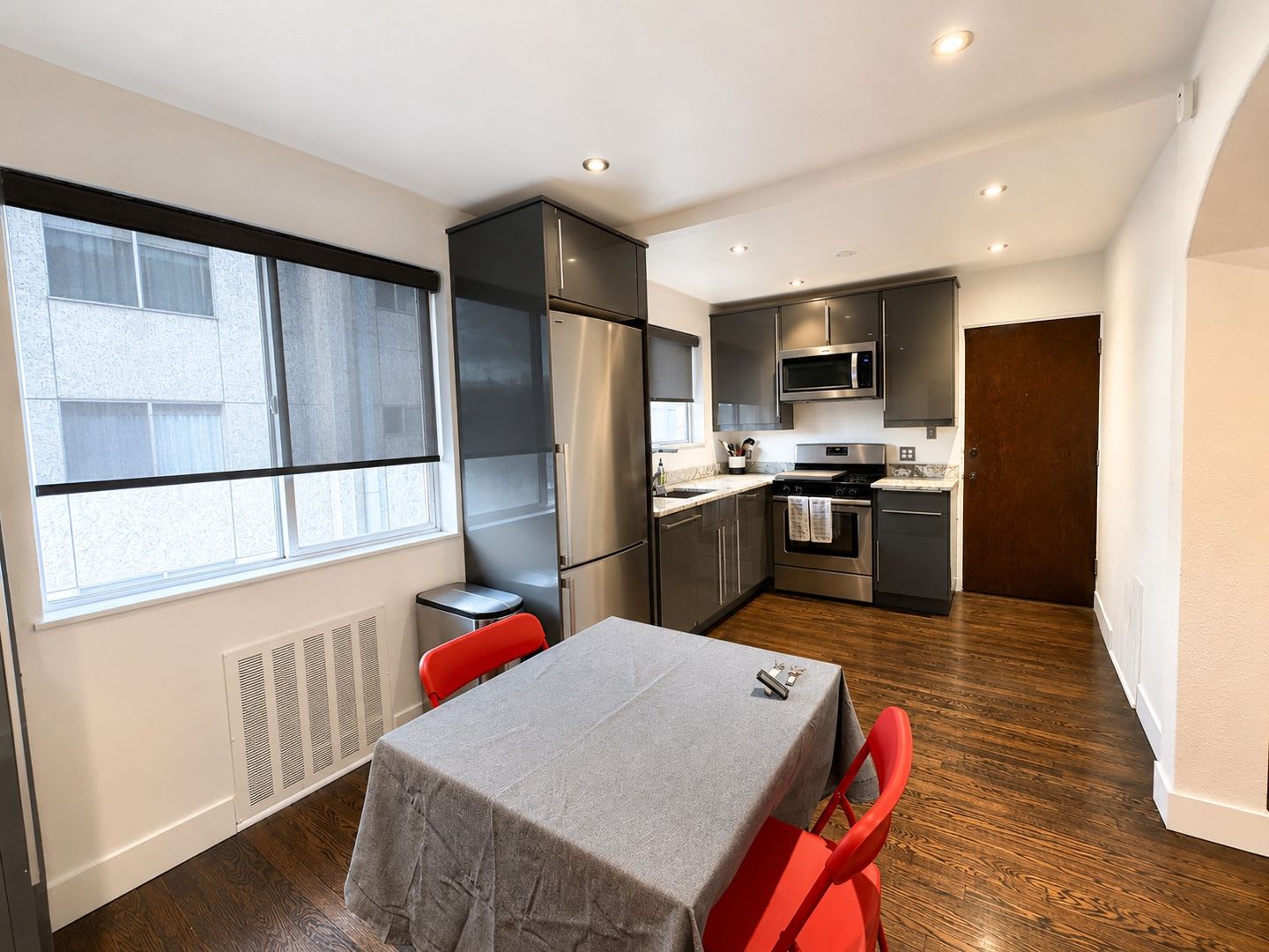 FULLY FURNISHED Turnkey Top-Floor Living in Gated Community Near City Park, Dining & Hospitals – photo 5