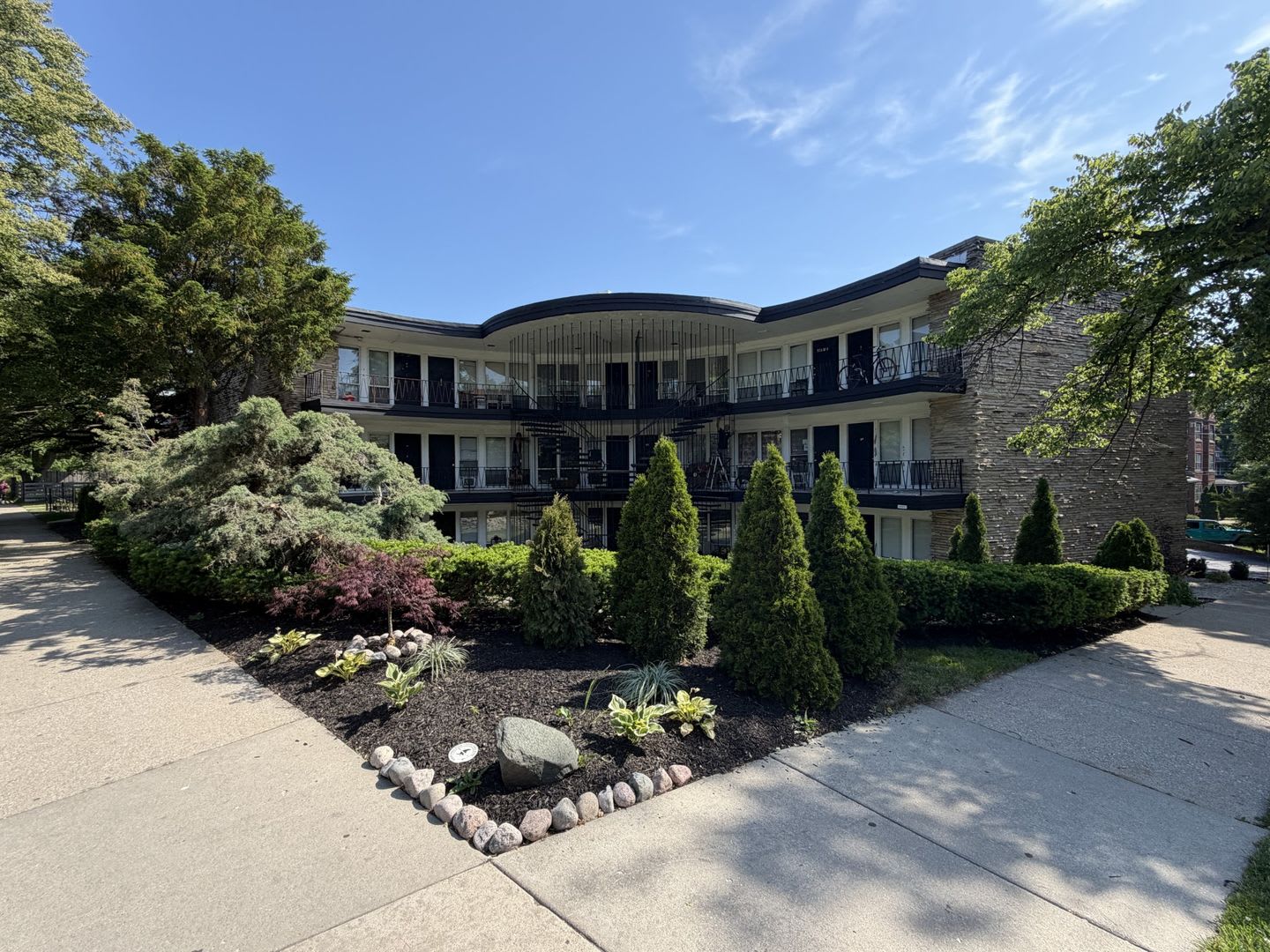 RENOVATED ONE BEDROOM APARTMENTS FOR $1,550.00 – photo 1