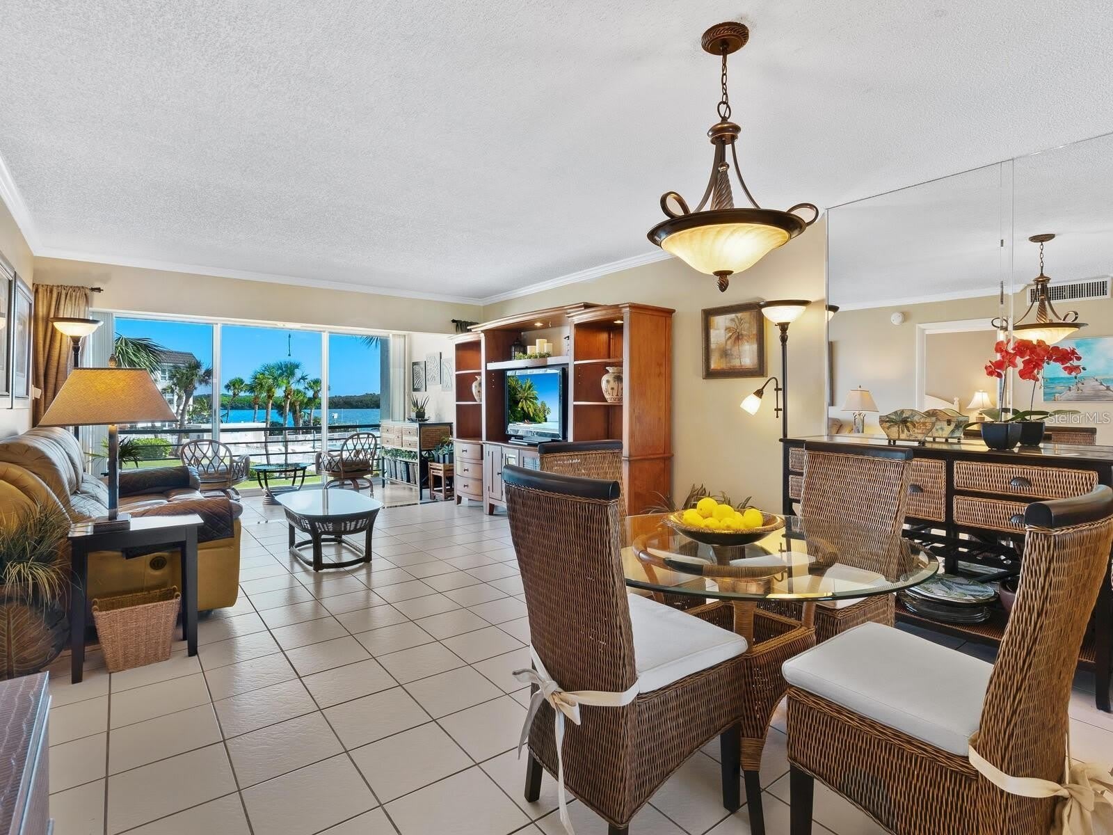 600 SUTTON Place – photo 2