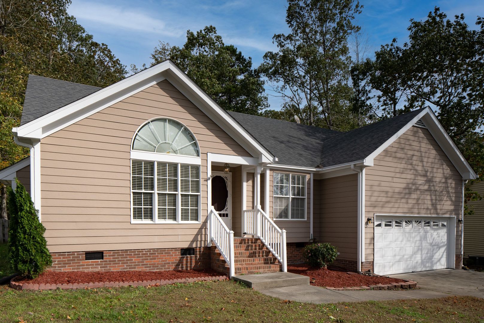 Wonderful 3 Bedroom, 2 Bath home, with 2 Car Garage, Huge Fenced-in yard, and Pet Friendly! – photo 1