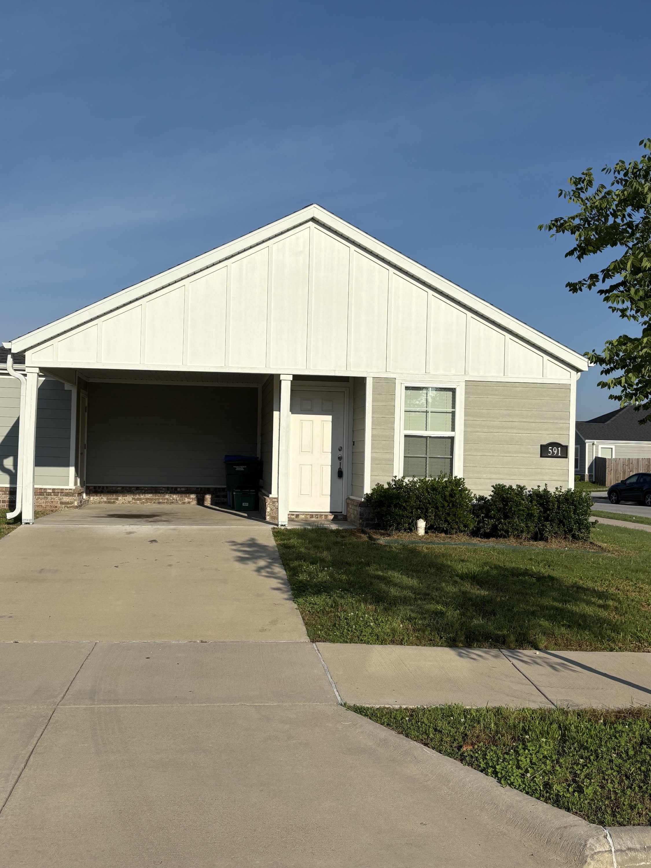 591 Cresswell Dr – photo 2