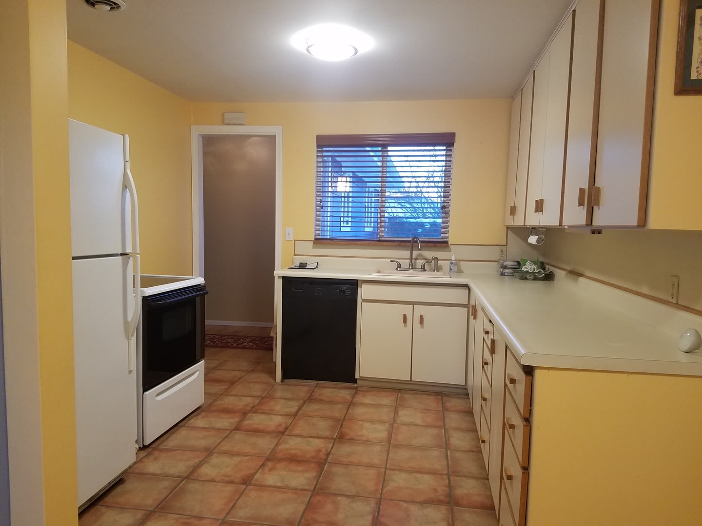 Downtown Burien Duplex Main Floor Rambler Unit 3 Bedroom 1 Bath Storage Washer Dryer Available Now – photo 3
