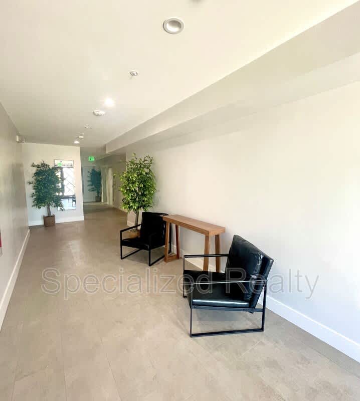5068 Romaine Street – photo 4